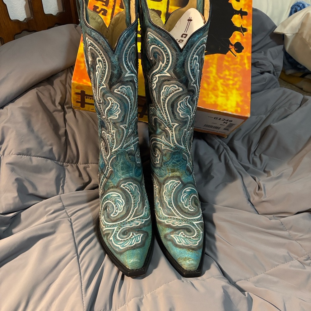 Corral Women's Turquoise Embroidery and Studs Heeled Boots - Picture 4 of 11